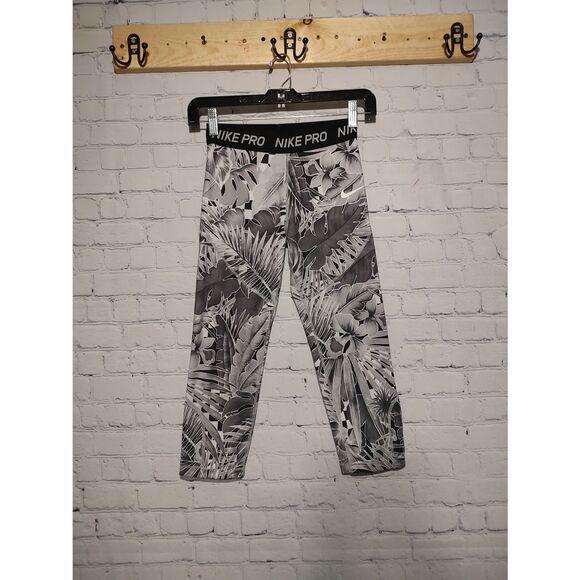 Nike size youth medium floral Capri leggings * - Picture 1 of 3